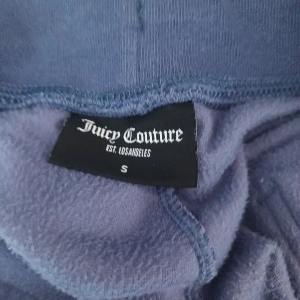 Juicy couture i färgen grey/blue. Dem är inte använd så mycket så dem är i bra skick. Byxorna är i storlek S. Hund finns i hemmet. . Jeans & Byxor.