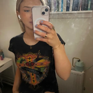 Ed Hardy Baby Tee - Super fin svart Ed Hardy baby tee i super fint skick, säljer eftersom att den tyvärr inte kommer till användning längre❤️