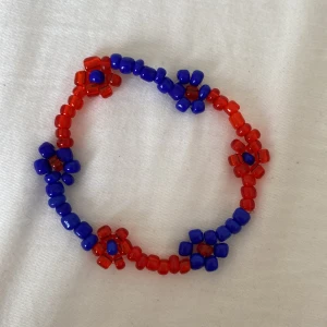 Pärlarmband  - Handgjort armband. Tillverkat med en elastisk och slitstark tråd. ❤️💙