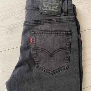 Levis 512 slim  - Svarta Levis jeans slim fit. Aldrig använda pga för små. Storlek 14A typ 164. Skickar snabbt. 