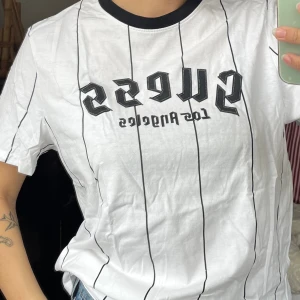 Guess T-shirt - Guess T-shirt i perfekt skick. Köpt på Urban Outfitters! 