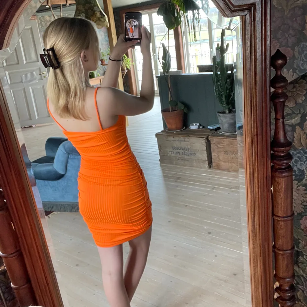 Säljer min orange klänning för att jag inte tyckte den va lika fin som när ja beställde den!. Klänningar.