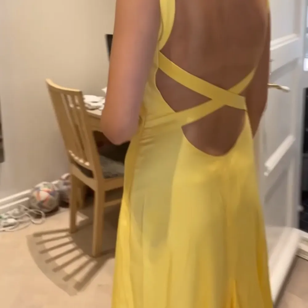 En jättesöt gul balklänning, endast använd 1 gång. Ser ut som Kate Hudsons klänning från How to Lose a guy in 10 days.💛💛 Skriv för fler bilder på!. Klänningar.