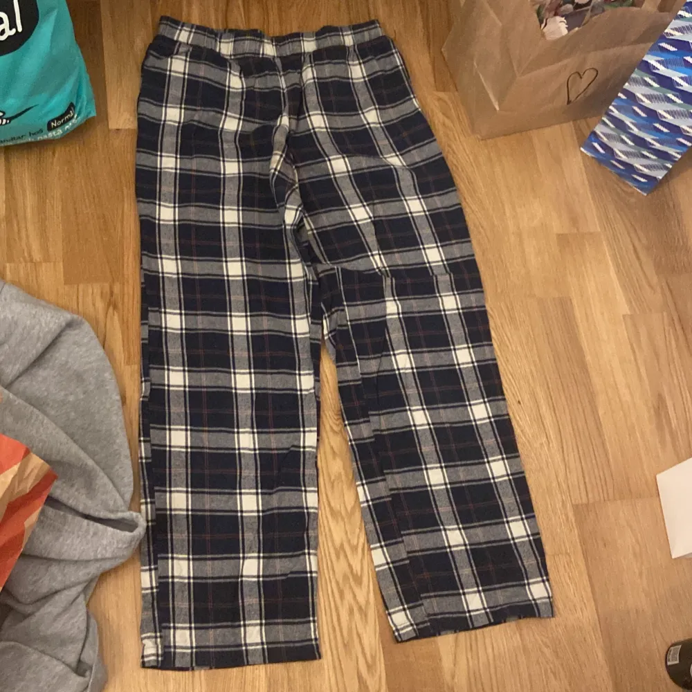 Säljer nu dessa lågmidjade pyjamasbyxorna då de blivit försmå. De finns en liten fläck på de men de är inget man tänker på och går säker bort i tvätten. De är också lite noppriga men inget man tänker på. Köpta runt 300kr kom med prisförslag osv💓. Jeans & Byxor.