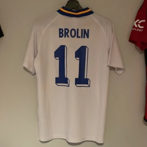 Fotbollströja Sverige 1994 - Intressekoll!!! Funderar på att sälja min Brolin tröja, får jag ett bra bud kanske jag säljer, 10/10 skick, använd få gånger, skriv för fler bilder eller funderingar