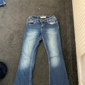 Säljer bootcut jeans jättesnygga men tyvärr har de blivit för små för mig. Det är storlek 164 och är ganska små i midjan men det går o justera.