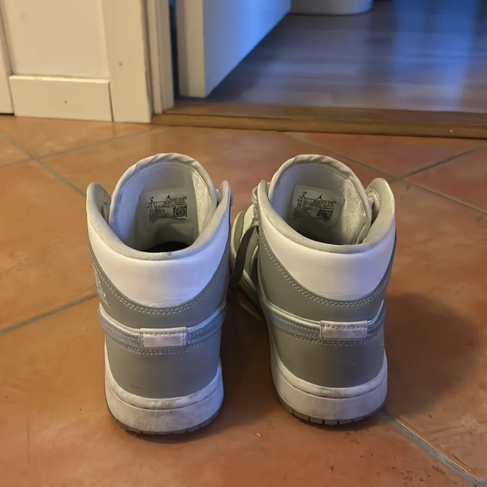 Jag säljer mina grå blåa Jordans i storlek 36,5 / 37 för att dem ej kommer till användning längre. Har haft de i ungefär 1 och ett halvt år och använt lite då och då🤍( Köpte dem för 1,3 ) pris kan ändras! . Skor.
