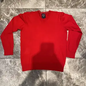 En röd tröja, knappt använd. Jättefin röd färg. Säljs pga garderobrensning. Kika gärna på mina andra annonser, säljer mycket:) 