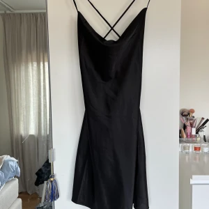 Svart satin klänning - Från H&M, knappt använd, tror orginalpriset låg runt 300kr 😊