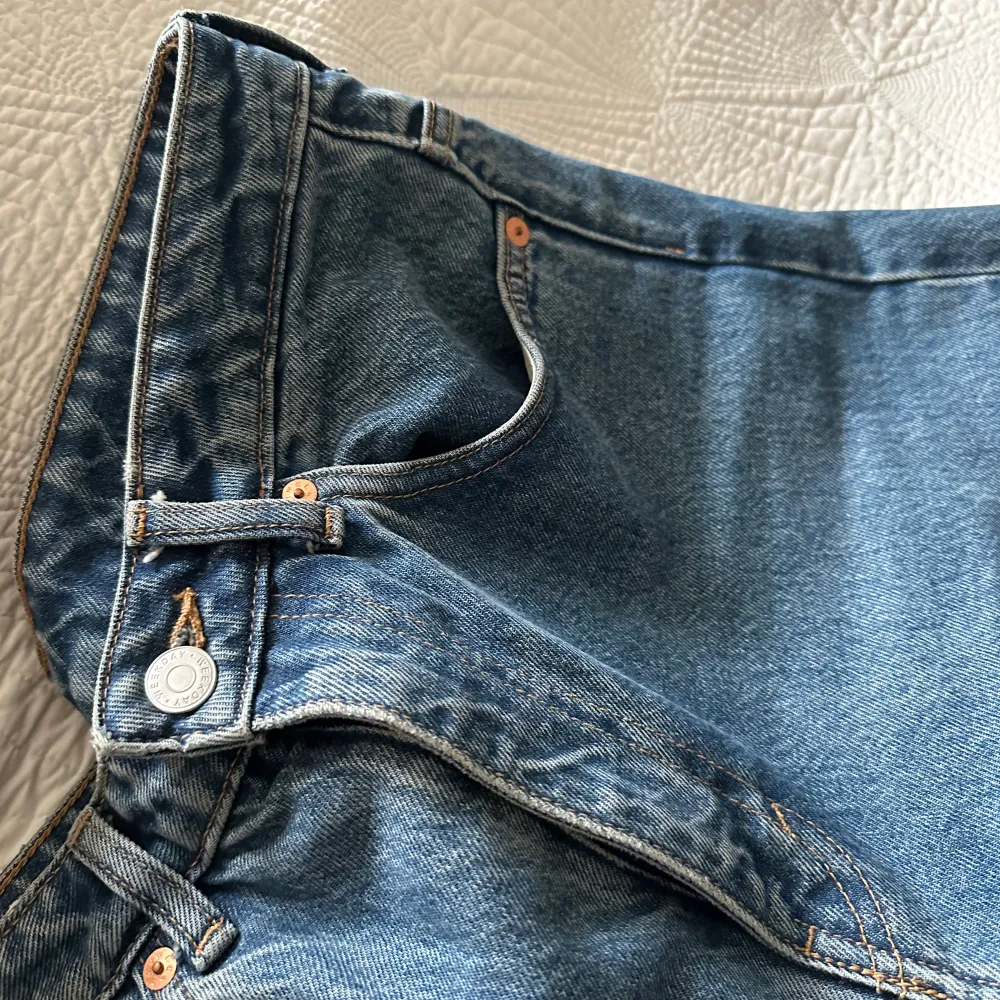 Superfina mellanblå jeans från Weekday modell Lash Extra High Mom Jeans.  100% bomull, jeansen som nya, använt fåtal ggr, strl passar ej mig i strl så säljer. . Jeans & Byxor.