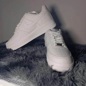 AIRFORCE 1 VIT - Helt nya Airforce 1  Använda 1 gång inomhus på en ceremoni  i cirka 20 minuter 