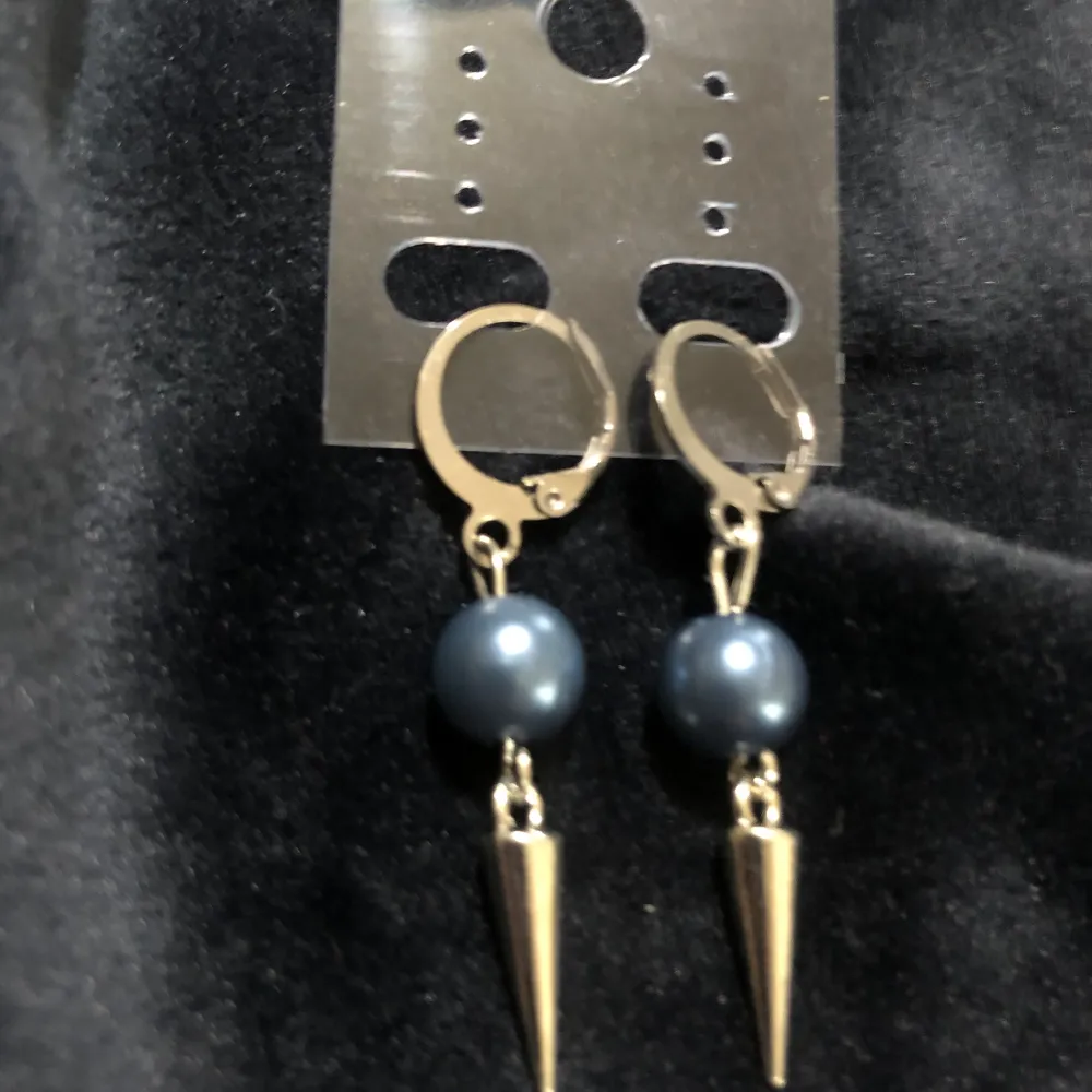 Fina marinblåa örhängen säljs i par frakt tillkommer. Pris kan diskuteras 🫶🏻örhängen är ej använda och handgjorda . Accessoarer.