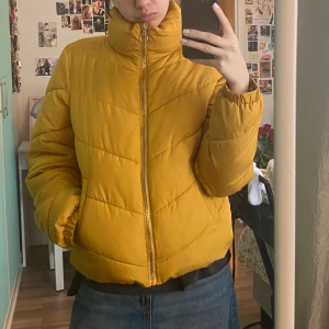 Gul/senapsgul jacka - Jätte snygg puffer jacka, fin färg, mycket bra skick! 