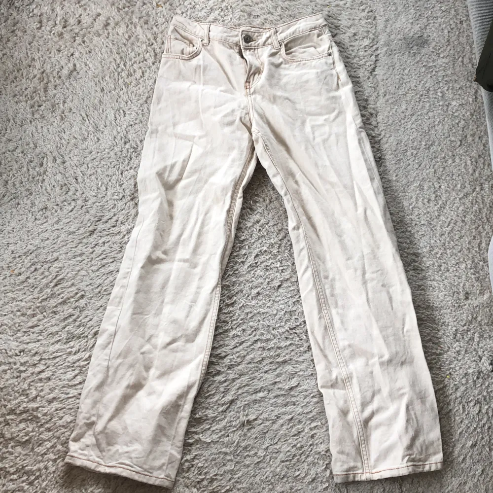 Jättefina vita byxor! De är Wide och är strl 35/xs!  Super skick!❤️. Jeans & Byxor.