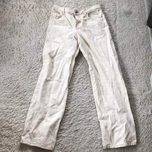 Jättefina vita byxor! De är Wide och är strl 35/xs!  Super skick!❤️