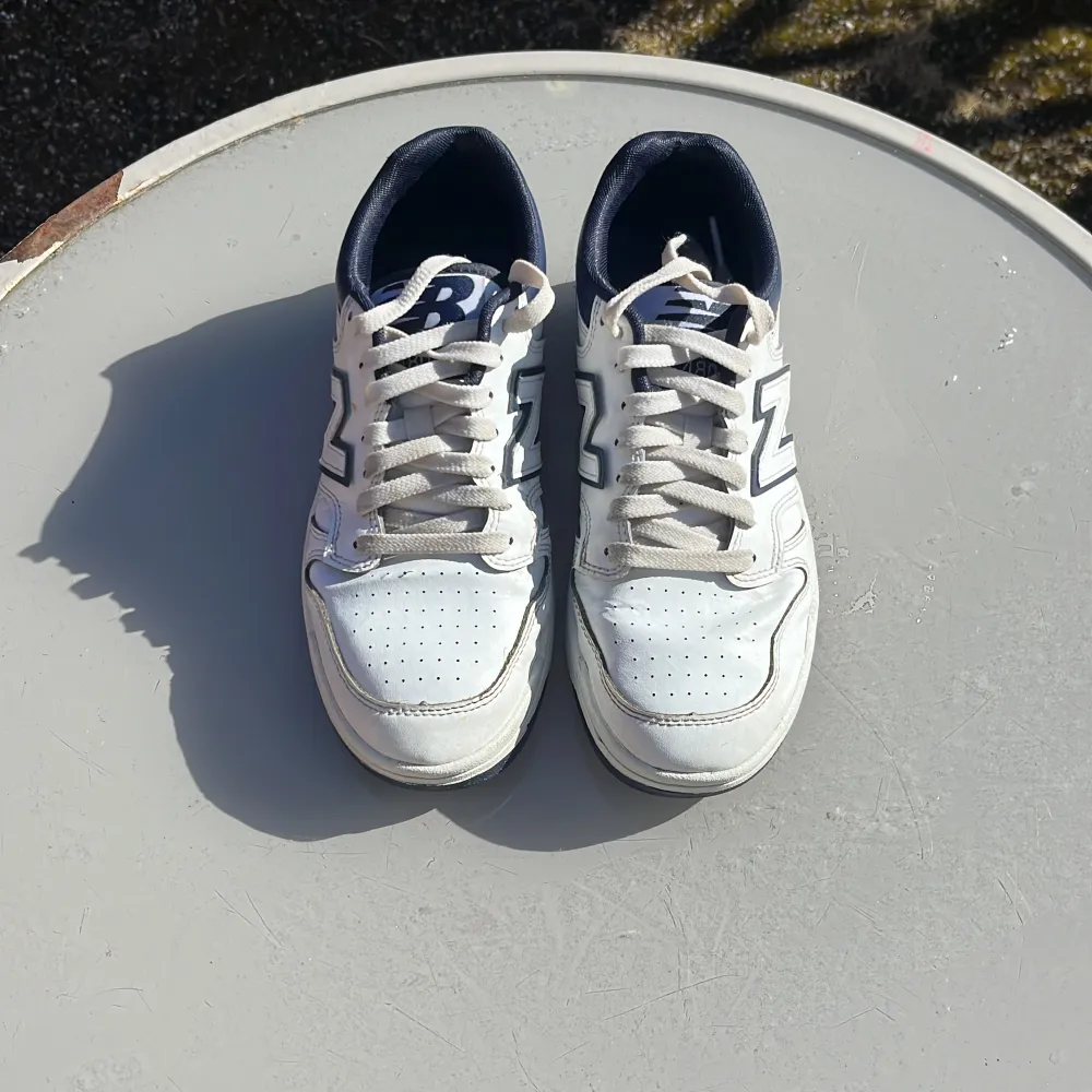 Ett bara ganska använda new balance 480 skor i storlek 38,5. De har en mörkblå detaljer samt mörkblåa sulor. Perfekta sneakerna till våren!💕 Vid frågor skriv till mig!💕. Skor.