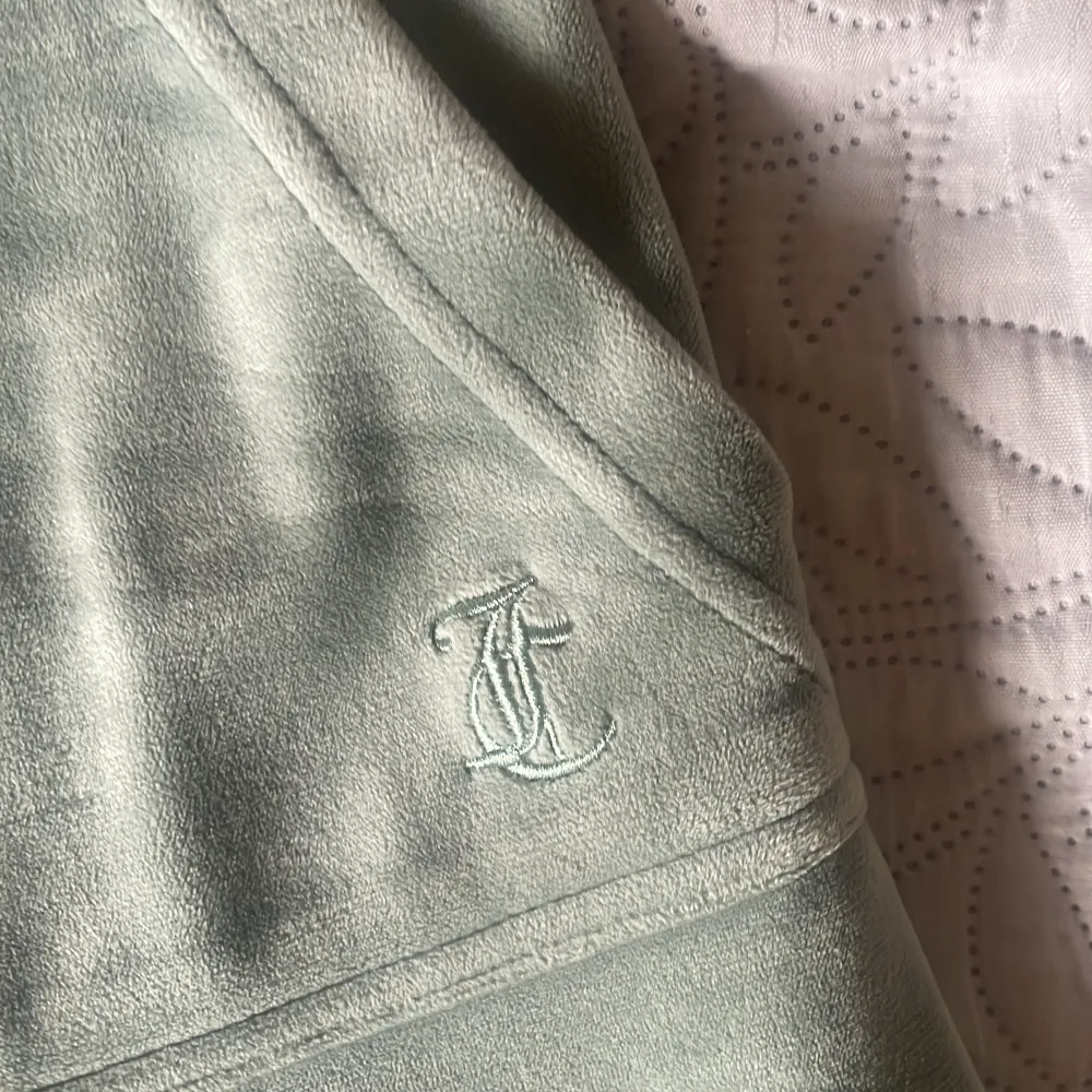 Ljusgröna/gröna Juicy Couture byxor i storlek XXS, fint skick👍🏽. Jeans & Byxor.