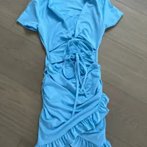 Så himla fin och smickrande klänning! Lite otydlig bild på första, därför lägger jag in två bilder på hur den sitter på 🫶🏼 Dock i en annan färg!  Så den jag säljer är den blåa på första bilden!💙