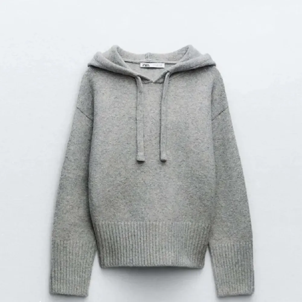 Jag säljer min stickade hoodie från zara pågrund av att den inte kommer till användning. Den är i bra skick använd ett fåtal gånger, pris kan diskuteras 💕. Hoodies.