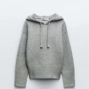 Zara stickad hoodie - Jag säljer min stickade hoodie från zara pågrund av att den inte kommer till användning. Den är i bra skick använd ett fåtal gånger. Den passar mig som vanligtvis har storlek S , pris kan diskuteras 💕