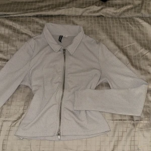 Tröja med dragkedja - Fin beige långärmad tröja med dragkedja☺️