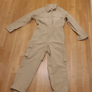 CARGO DRESS - Helt ny cargo dress i bra skick med fint material 