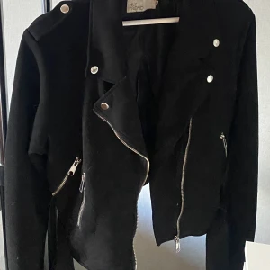 Vår jacka - Säljer min superfina vår jacka! Den är i mocka och har även fler fickor och fina detaljer! Hur bra skick som helst! 🖤