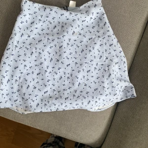 Kjol - Säljer en sommar kjol i stl xs det finns en liten fläck som knappt syns 