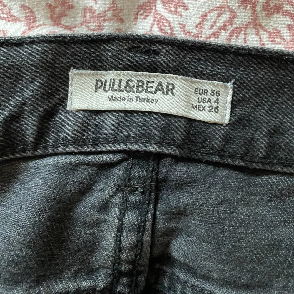 Super fina svarta jeans från Pull & Bear. De är i strl 36 och är använda runt 5 gånger, dvs bra skick🙌🏻Hör av dig vid frågor! Pris kan diskuteras så ge gärna prisförslag🤍(Köpt för 399 kr) . Jeans & Byxor.