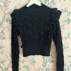 Säljer denna fina svarta sticka tröjan/toppen från Zara. Den är endast andvänd ett fåtal gånger. Stl m men passar mig med stl xs-s!💗