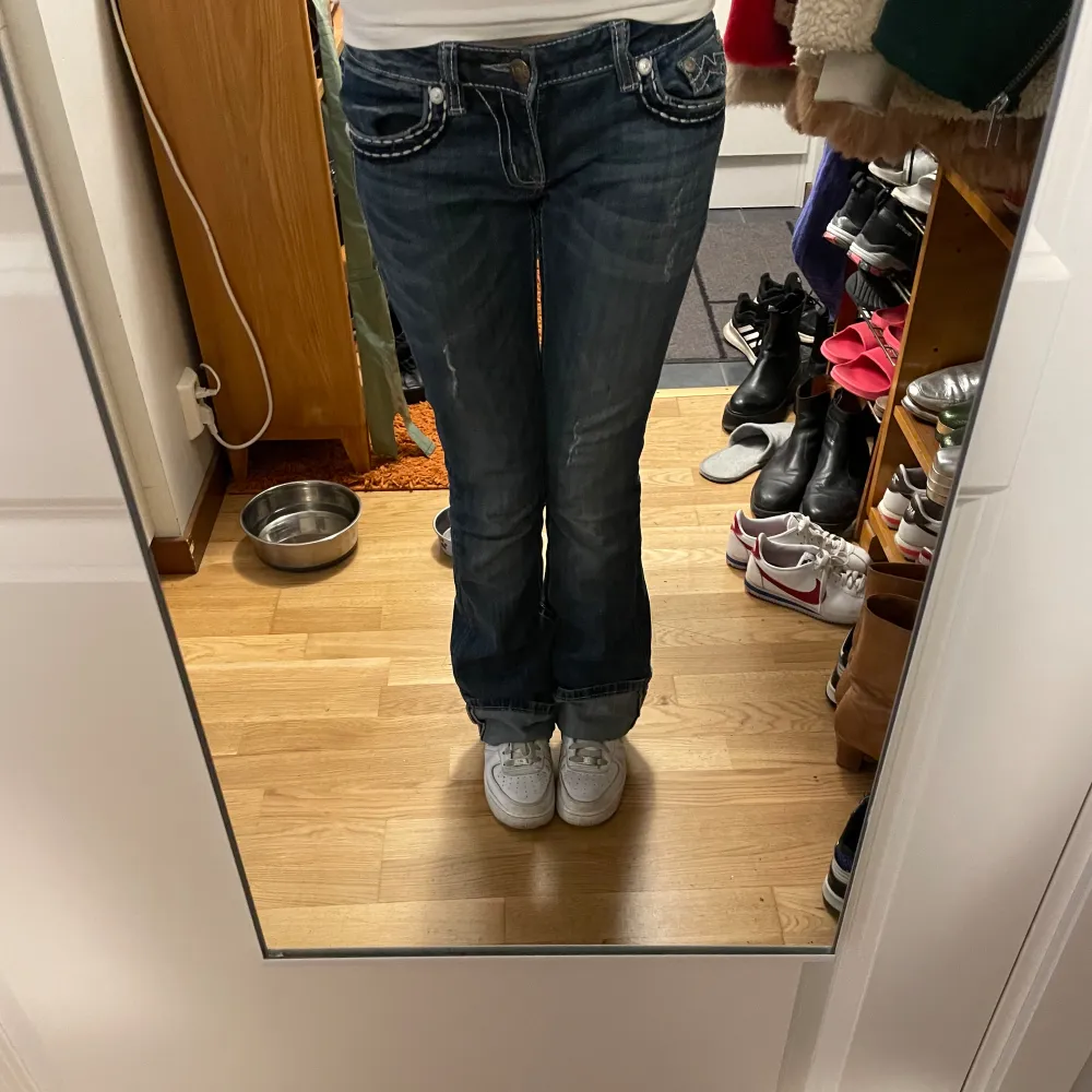 Skit snygga Bootcut miss me jeans.dom är lite för stora för mig de e därför jag vill sälja💕 kom privat för frågor🩷midjemått= 38cm innerbenslängd= 84cm. Köpta för 1150kr. Jeans & Byxor.