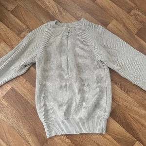 Stickad tröja med dragkedja  - Stickad tröja från nakd i storlek xxs men skulle säga att den passa xs då den är lös i passformen, dragkedja framtill, fint skick