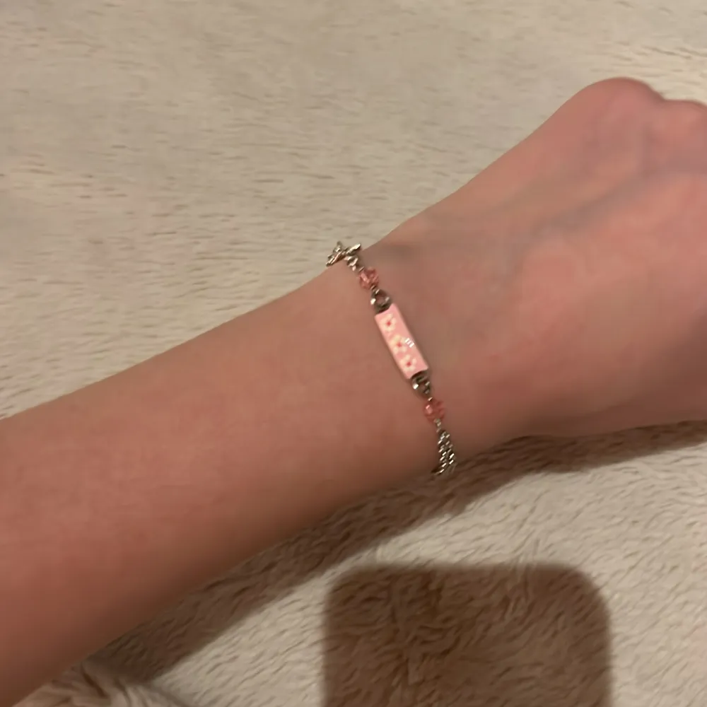 Gulligt armband som är perfekt att ha i sommar❣️Det är någon liten repa på stjärnan på armbandet men det syns knappt, utöver det så är den i fint skick. Vet tyvärr inte var den är ifrån eller vilken storlek. Skulle dock säga att den är ganska liten❣️❣️ . Accessoarer.