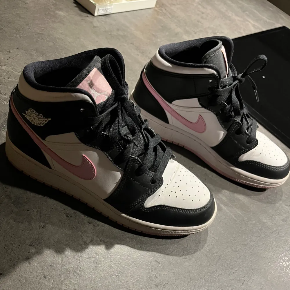 Air Jordan 1 Mid i Arctic Pink💕 Storlek 38,5. Dom är knappt använda men har blivit lite creasade. Skriv för fler bilder:). Skor.