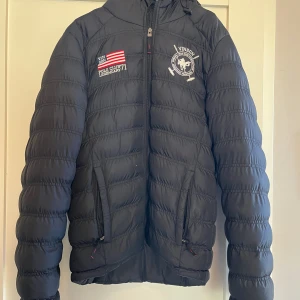 Dunjacka  - Svart dunjacka, måttligt använd. 