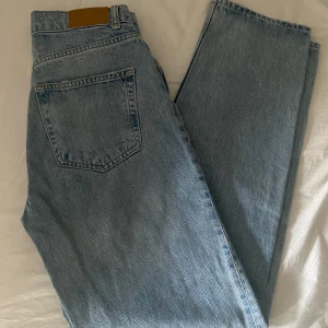 Jeans - Raka jeans från Gina tricot. Katt finns i hemmet. 