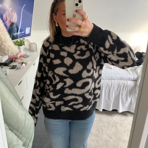 Leopard mönstrad tröja  - Superskön stickad tröja, skönaste jag äger. Med fint leopard mönster. Den är liten i storleken, har L men passar som M och säkert S