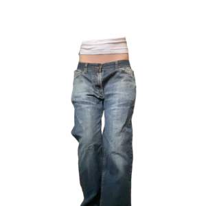 Grå blåa lågmidjade ish baggy jeans! Litet hål i bakfickan (bild 3) midja- 43 innerben- 77