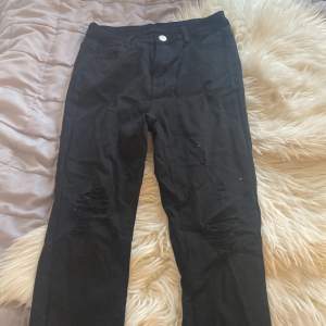 Skinny jeans i färgen svart säljer för 25