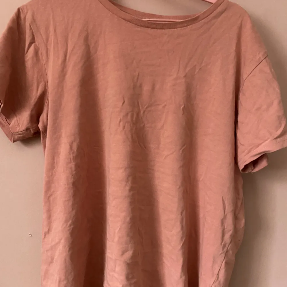 Rosa tröja från lager 157  Använd ofta . T-shirts.