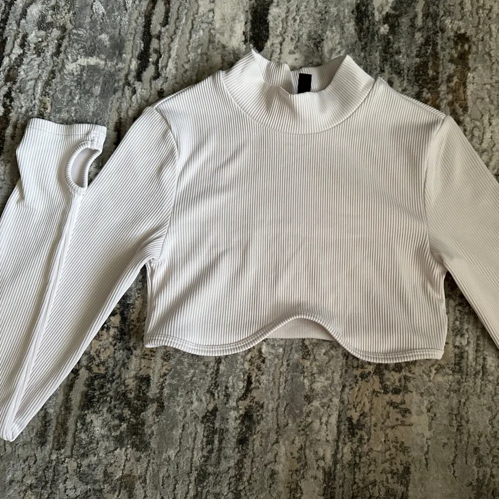 Säljer två fina croptops för 60 kronor. Köpta från H&M och är sprillans nya. Aldrig använt. . Tröjor & Koftor.