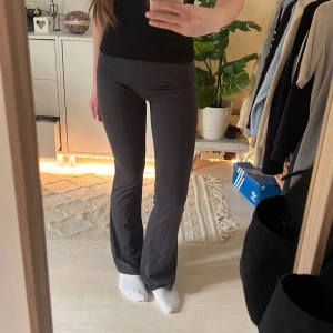 🌟Yoga pants🌟 - Mörkgråa yoga byxor från Gina Tricot💋Lappen är avklippt men byxorna är i XS. Bra skick, nypris 359kr🌟