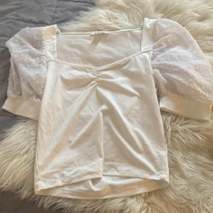 vit tröja  - jätte fin vit topp har knappt använt denna så den är i bra skick 