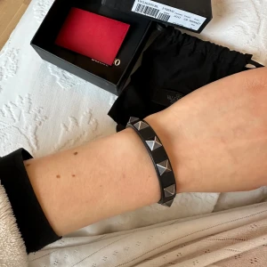Valentino armband - Alla nitar kvar, finns tecken på användning 