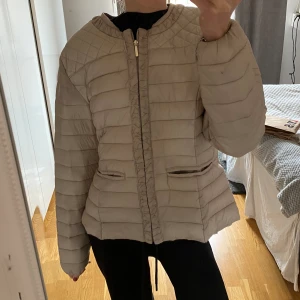 Ytterjacka - Vårjacka från AMISU i nyskick! I en super fin beige nyans som passar perfekt till våren..