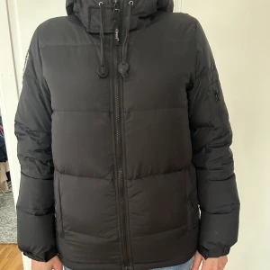 Dunjacka  - Säljer min fina dbrand jacka då den inte kommer till användning. Köpt för 1800kr💓