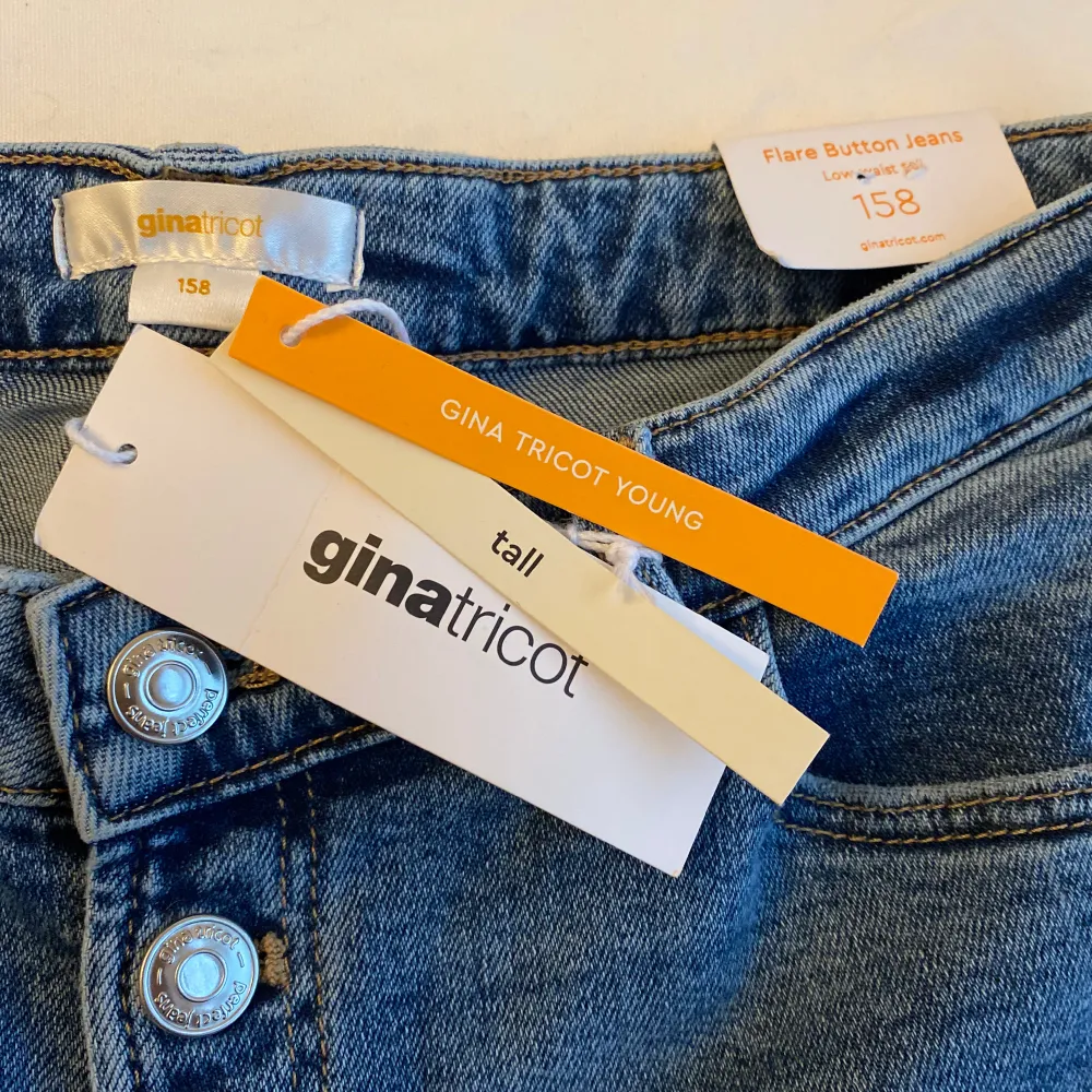 Supersnygga flare/bootcut jeans från GinaTricot💞 Aldrig använda  med prislapparna kvar💗 nypris 349kr💕. Jeans & Byxor.