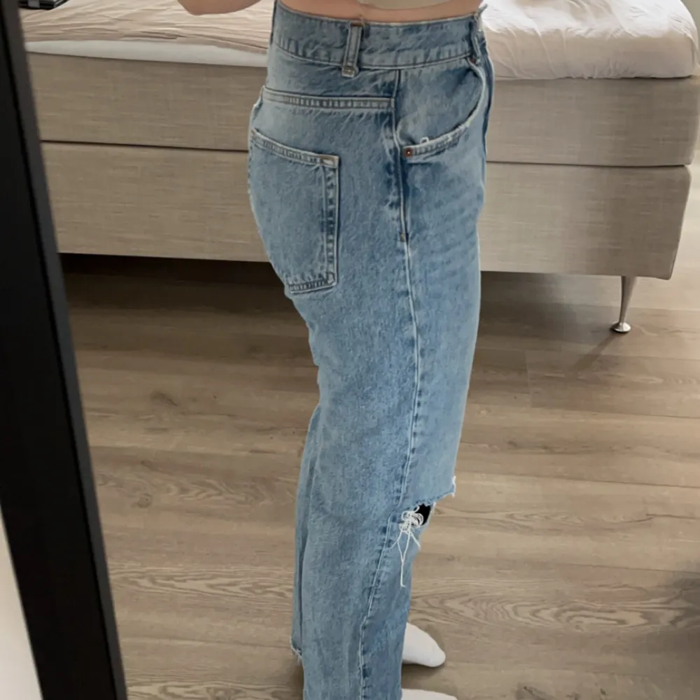 Fina jeans från Gina tricot! Mycket bra skick, lite slitna nere vid anklarna men annars inga större synliga täcken på användning.. Jeans & Byxor.