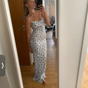 Klänning - säljer nu min fina klänning 💕💕💕💕storlek s men den andradag sog väldigt fint till kroppen!!