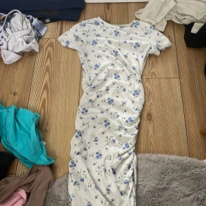 Klänning  - Säljer denna ass snygga klänningen ifrån Shein i storlek S i 10-11 år